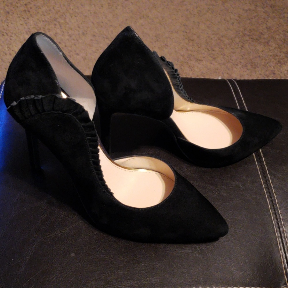 Ruffled suede pumps 👠👠